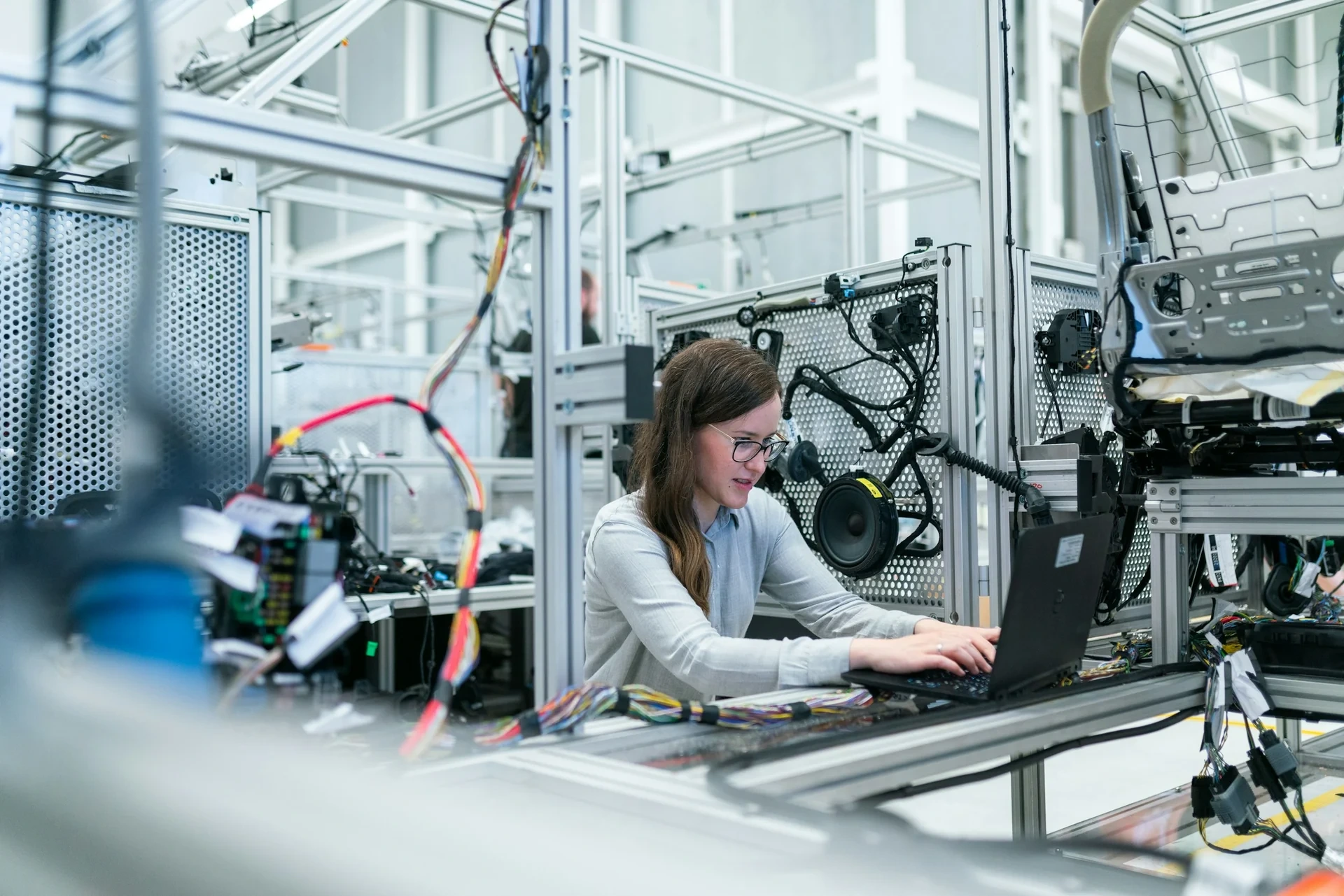 Techniciens en atelier industriel près d’équipements de production et de contrôle