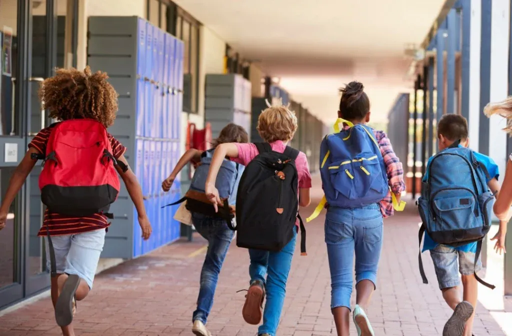 Élèves en couloir d’école, vie scolaire et circulations — illustration RC scolaire pour établissements