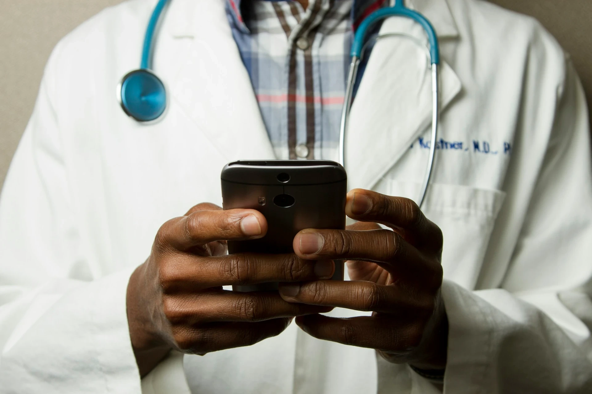 Salle d’imagerie médicale avec équipement IRM — environnement hospitalier haut de gamme